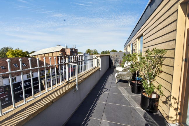 Light Flat with Balcony & Easy London Access Main Photo