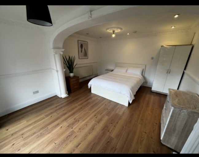Large Cozy Home Available Now! Fantastic Location  Main Photo