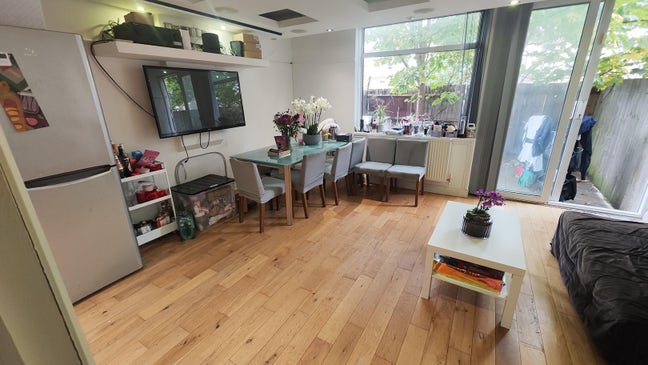 🌿 Bright Double Room in Limehouse Main Photo