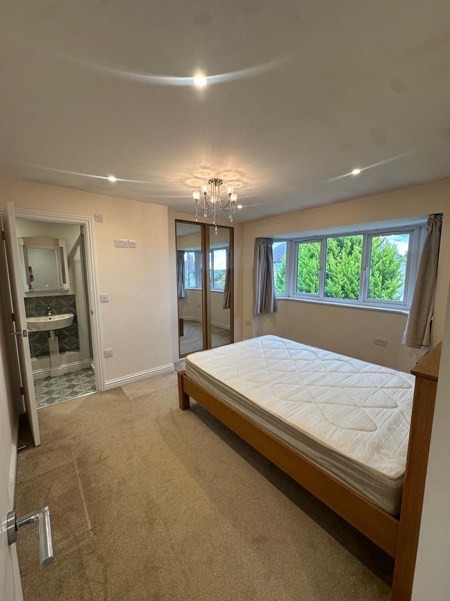 Modern & Spacious Double Room with Ensuite  Main Photo