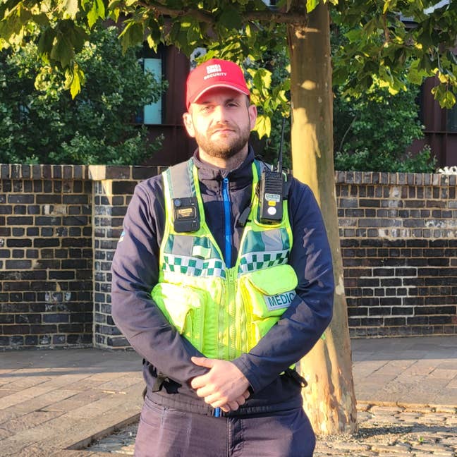 professional male commuter looking for a room Main Photo