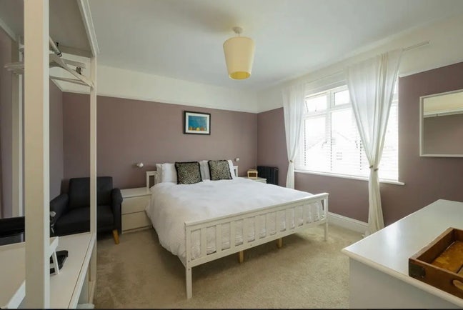 Large Double Room with Private Bathroom  Main Photo