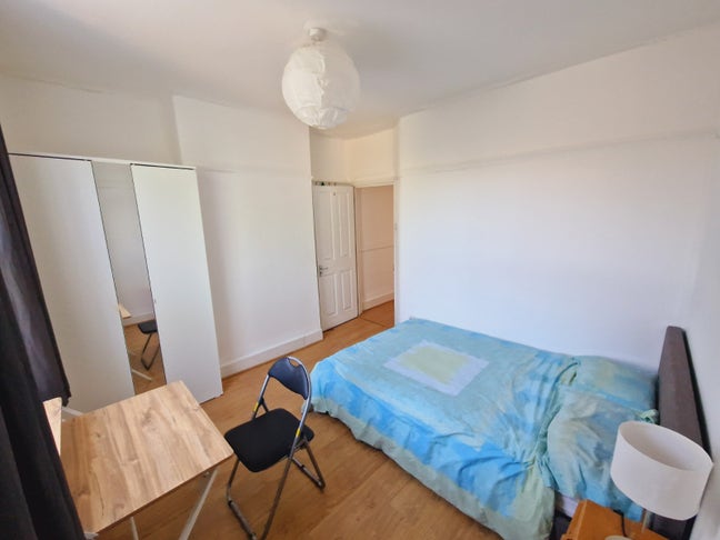 Double room overlooking garden in spacious home Main Photo