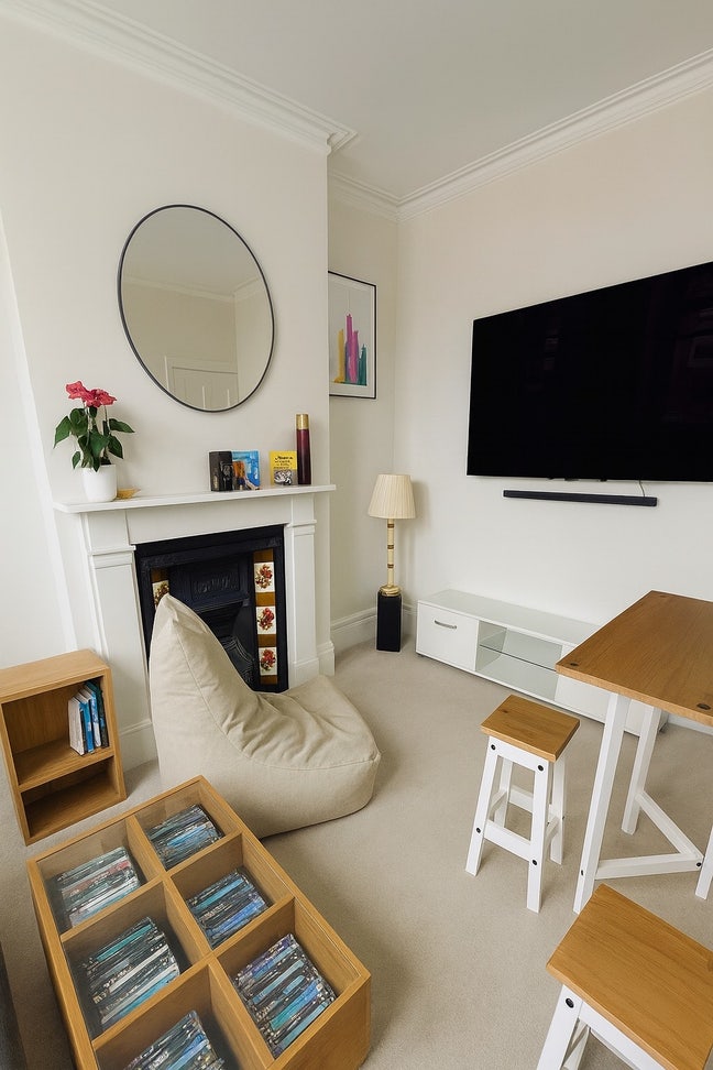 Double room, 1st floor flat near Haydons Road Main Photo