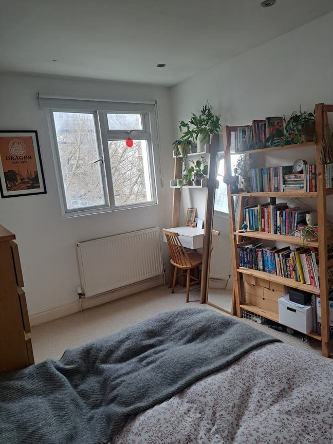 Double room available in calm peaceful flat Main Photo