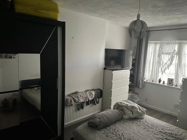 Room to Rent in 2-Bed Flat with Parking – Bills In Main Photo
