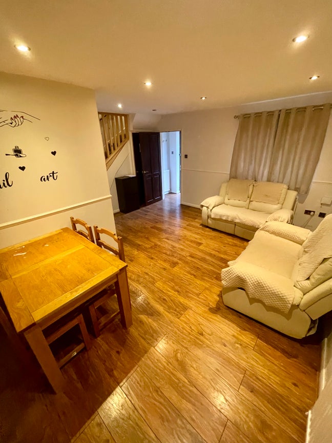 Newly Refurbished 2 Bedroom House+Garden+Parking  Main Photo