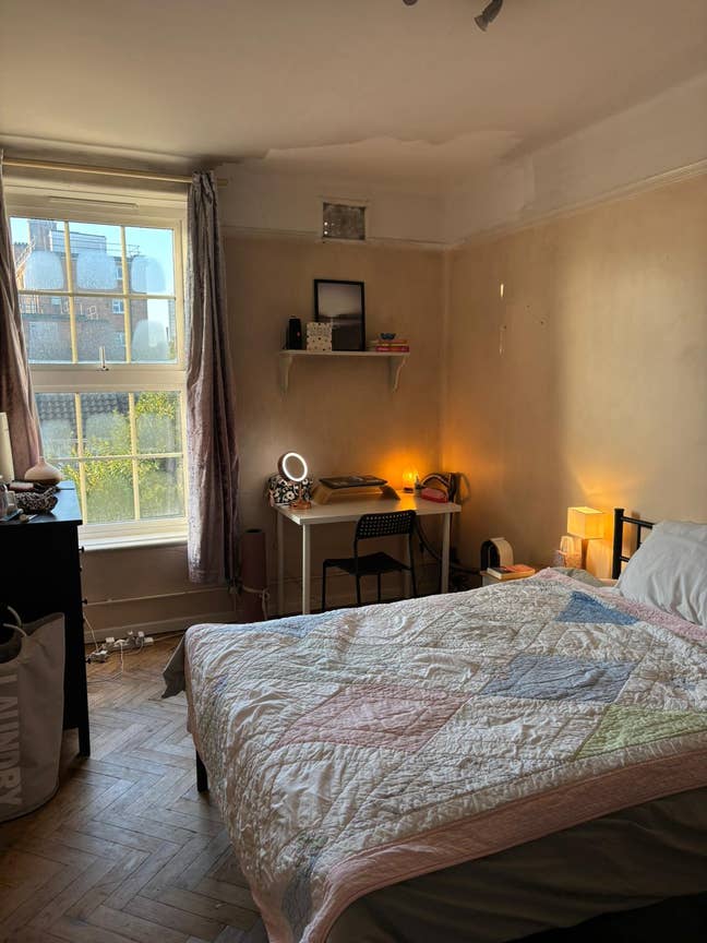 Room in all female flat ! Main Photo