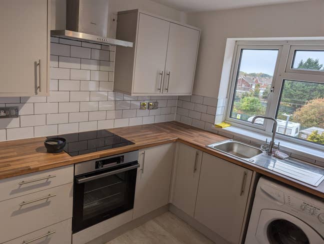 2 Bed Flat NOT HMO Stratton Main Photo