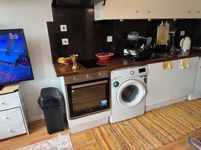 🏡Lovely Spacious Studio Flat- bills included Main Photo