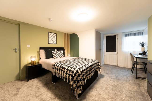 Large Ensuite Room Bills Incl. Main Photo