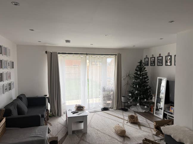 Spacious 4-Bed Home – Whole Floor to Yourself! Main Photo