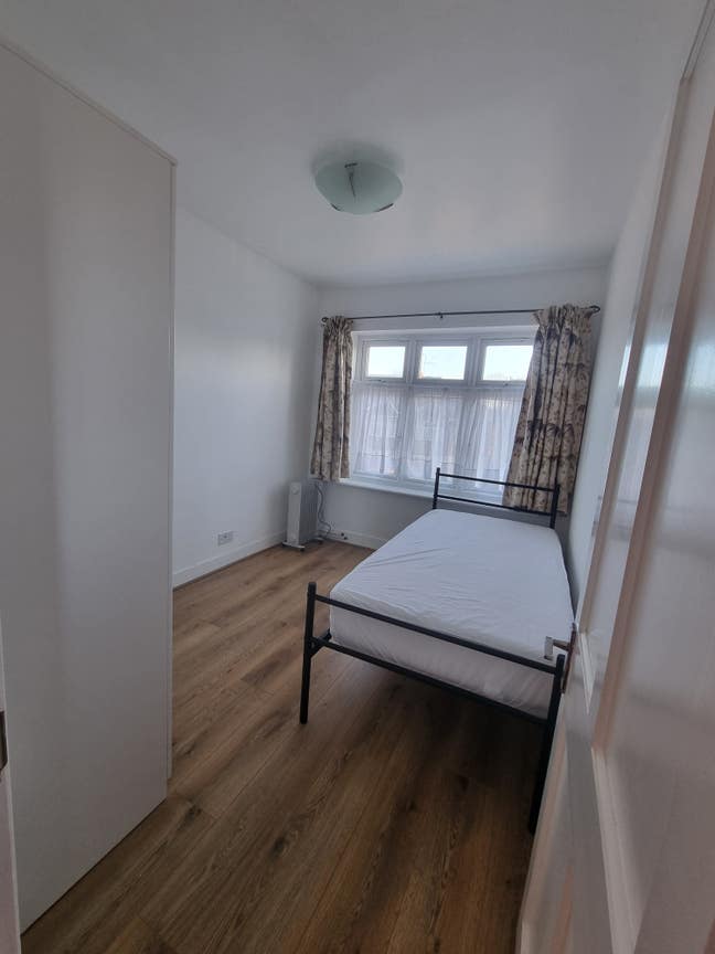 Single Room in a flat with 2 single bedrooms  Main Photo