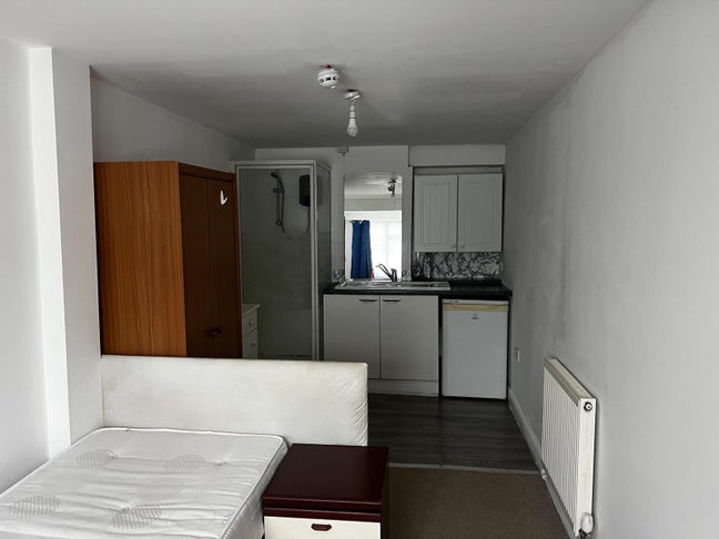 Very large double room for single occupancy.  Main Photo