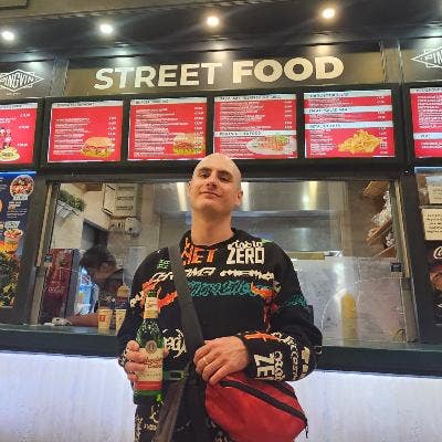 Friendly 28 year old creative seeking a room! Main Photo