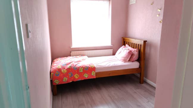 Single room for rent in a friendly household. Main Photo