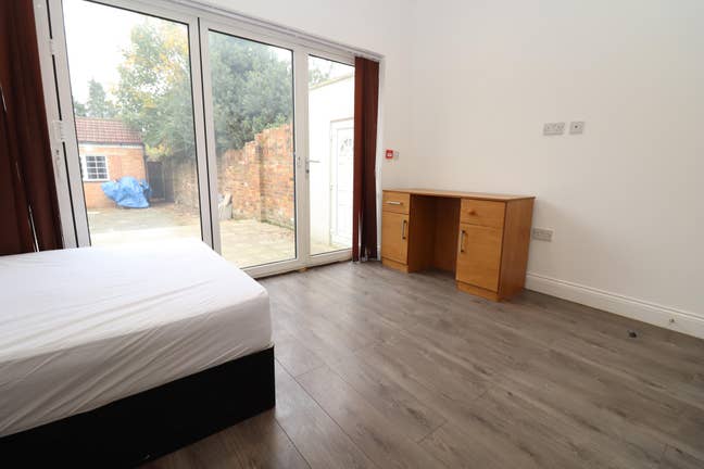 Massive Room by Piccadilly Line! Garden! Main Photo