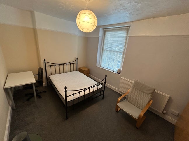 Double bedroom in spacious house bills included Main Photo
