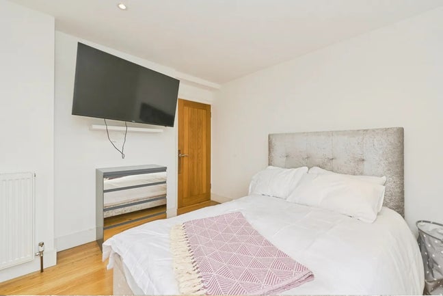 Double & single rooms in spacious flat Main Photo