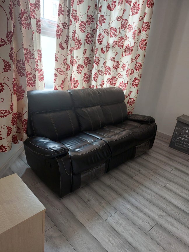 Spacious single  room  for a single lady preferably Main Photo