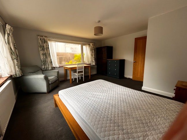 1 double bedroom in family home Main Photo