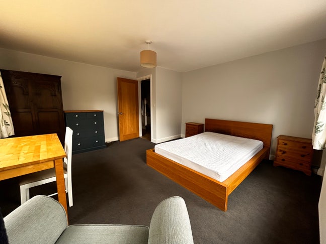 1 double bedroom in family home Main Photo