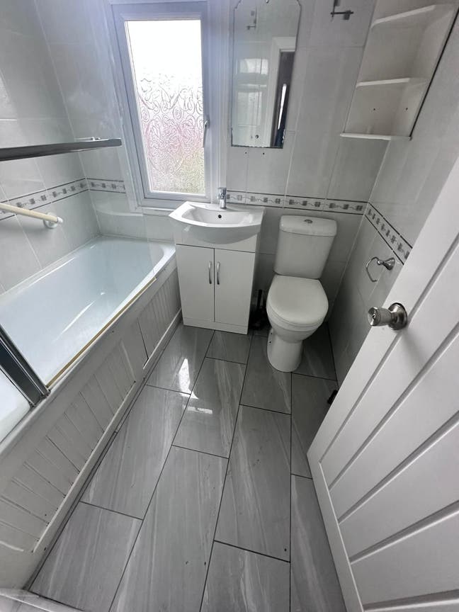 3-bed house 🏠 looking for good people  Main Photo