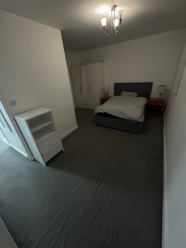 Large bedroom with en suite for rent Main Photo