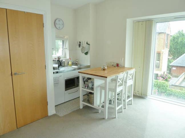 Large floor to ceiling slide-robe to double bedroo Main Photo