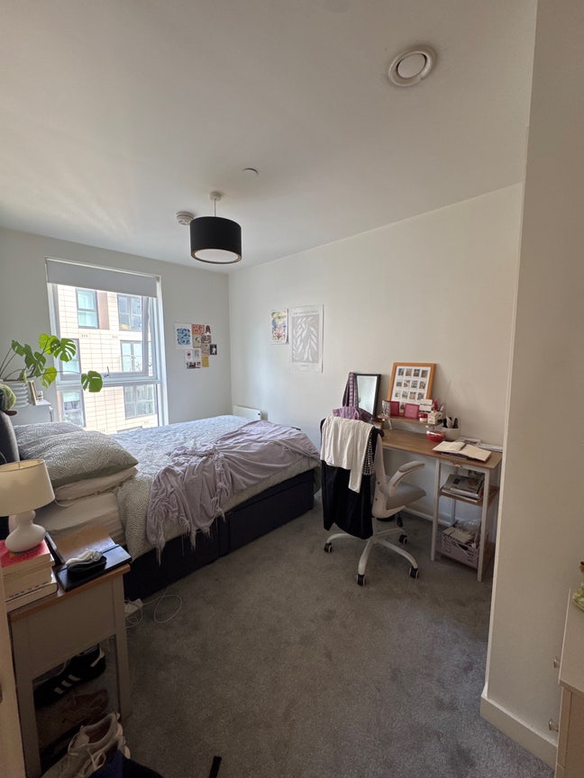 En-suite room in 2 bedroom flat available  Main Photo