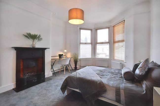 Spacious Double Room in shared victorian house Main Photo