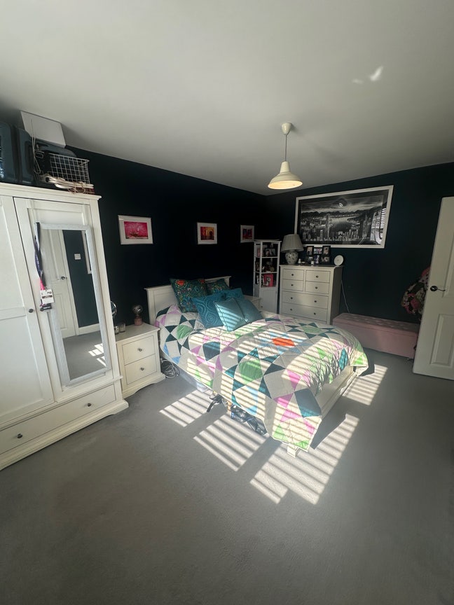 Double Bedroom Available (All bills included) Main Photo
