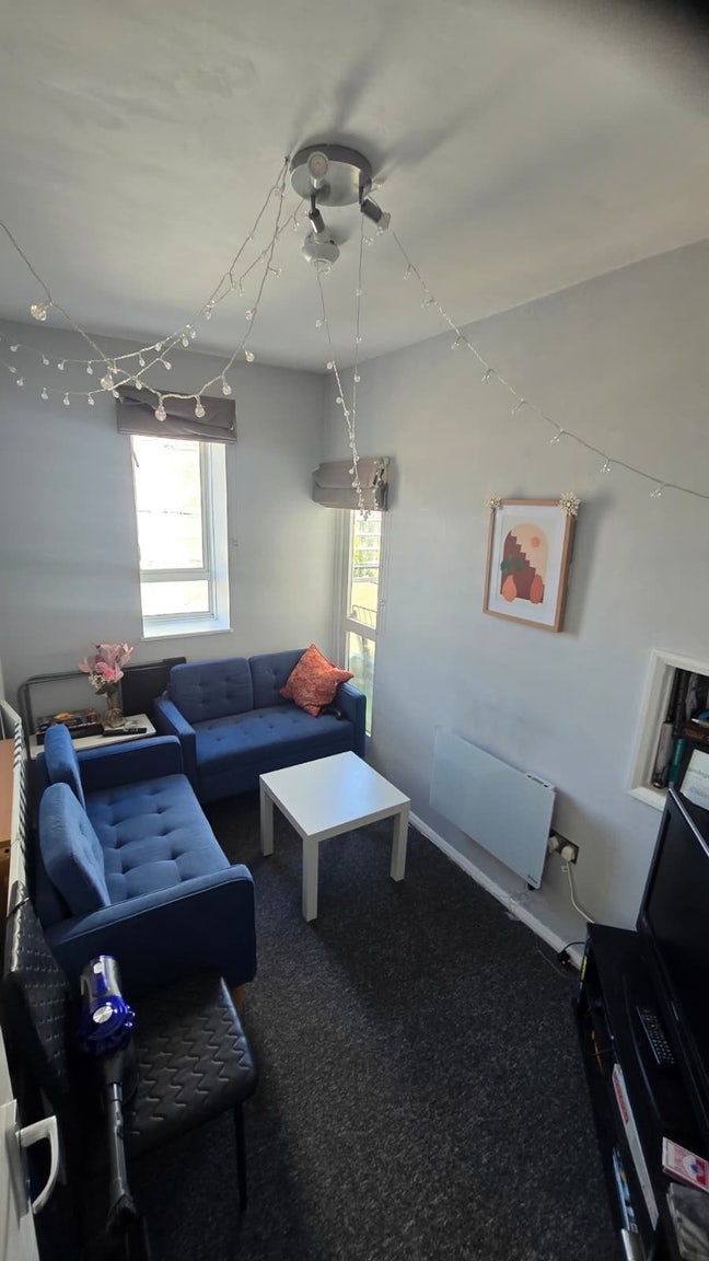 Large Double Bedroom Available for 1 Sharing Main Photo