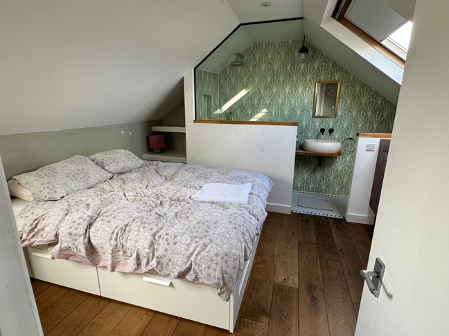En suite room in a lovely family home  Main Photo