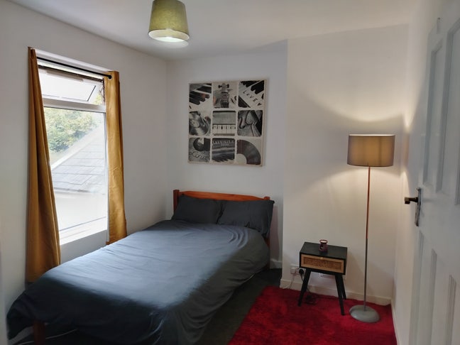 Double Room Available in Welcoming Creative House Main Photo
