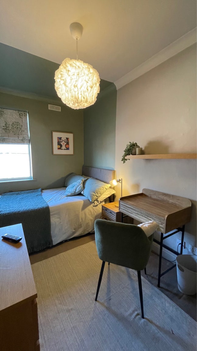 Lovely room in female only shared home  Main Photo