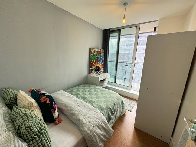 Modern flat in Latitude Court £850 Balcony Main Photo