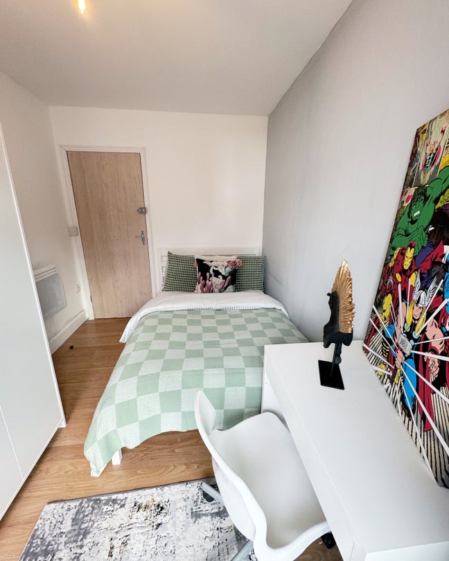 Modern flat in Latitude Court £850 Balcony Main Photo