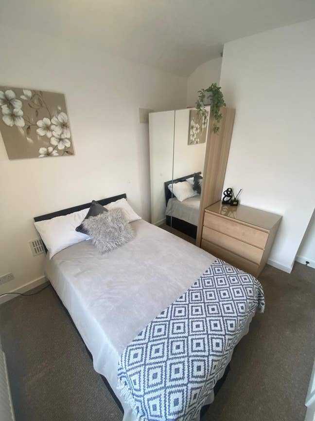 2 Ensuite DN1 Rooms Left! Great Location Main Photo