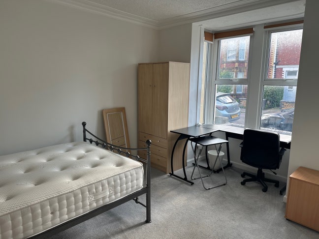 2 Double Rooms Available Now in Huge 4 Bed House! Main Photo