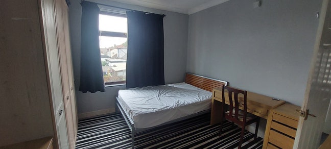 Large double room in family house Main Photo