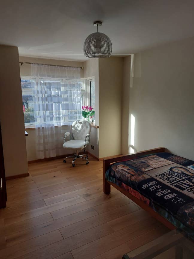 Beautiful large double bedroom in Chessington Main Photo