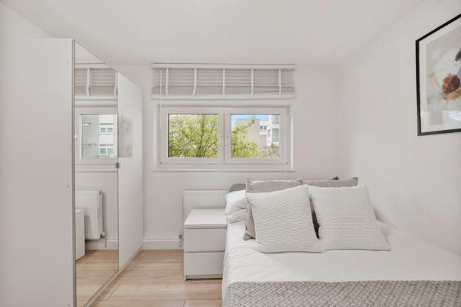 Double room in gated community in Ealing Main Photo