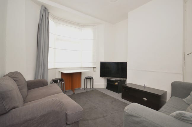 Great 4 Double bedroom House available Immediately Main Photo
