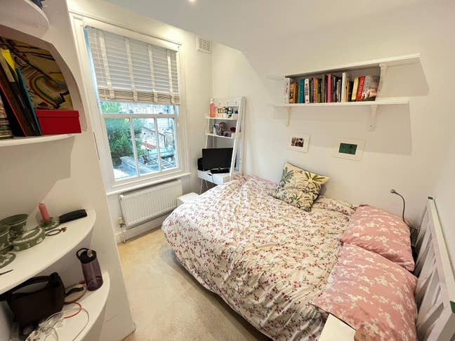 A lovely bedroom in a beautiful, spacious house Main Photo