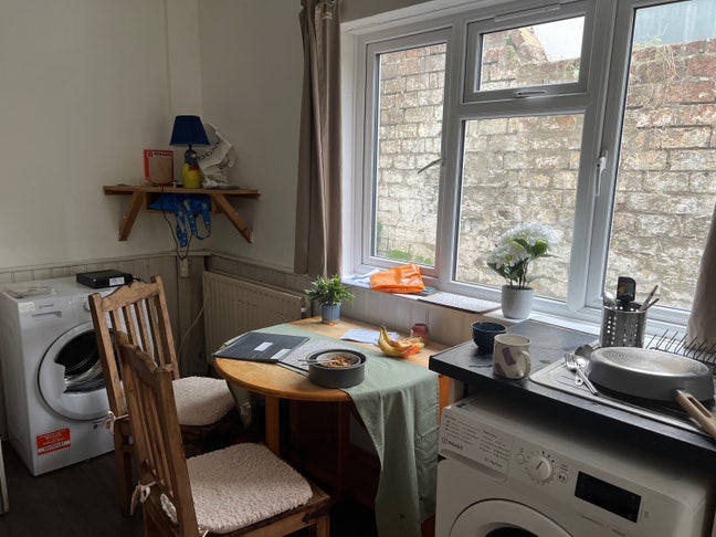 Spacious room available for Sublet- All inclusive  Main Photo