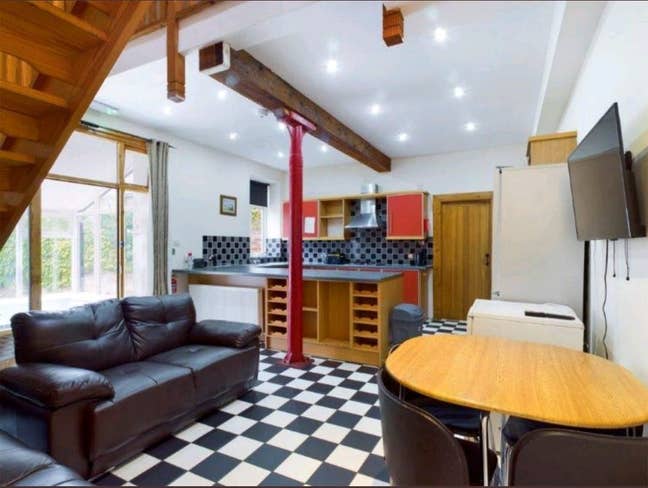 Double Fully Furnished Rooms- Bills Included Main Photo