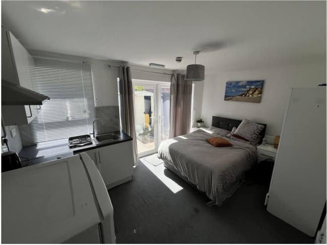 Studio Flat in in Chigwell Available NOW Main Photo