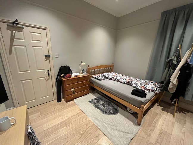 Room for rent @ 24 Carlton Road Main Photo