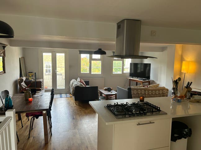 Flat Share: 2-Bed Flat Right on Victoria Park Main Photo